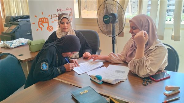 توقيع عقود المشروعات الصغيرة للسيدات في محافظة الأقصر (صور) توقيع عقود المشروعات الصغيرة للسيدات في محافظة الأقصر (صور)