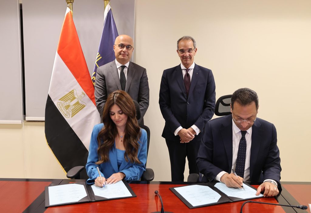 توقيع مذكرة تفاهم بين وزارة الاتصالات ومايكروسوفت توقيع مذكرة تفاهم بين وزارة الاتصالات ومايكروسوفت