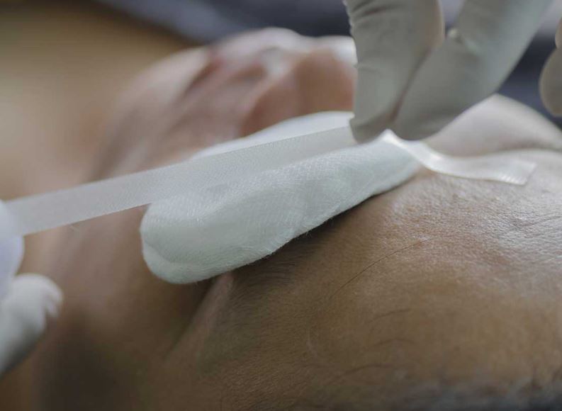 شاب يفقد عينه لمحاولته منع آخر من التعدي اللفظي على مواطن بالغربية.. تفاصيل