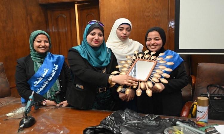 جامعة الفيوم: ورشة عمل لتقليل البلاستيك وإعادة التدوير لتعزيز الوعي البيئي جامعة الفيوم: ورشة عمل لتقليل البلاستيك وإعادة التدوير لتعزيز الوعي البيئي