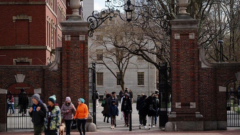 جامعة هارفرد ترفع دعوى قضائية لمنع ترامب من تجميد التمويل جامعة هارفرد ترفع دعوى قضائية لمنع ترامب من تجميد التمويل