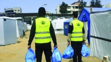 جانب من توزيع الطرود في المُخيّمات