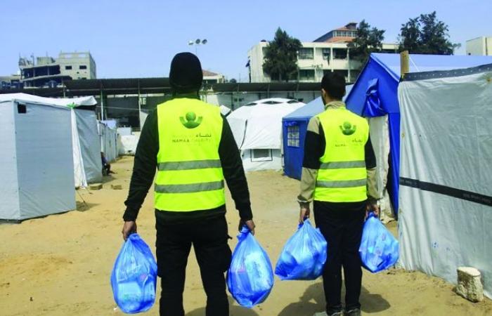 جانب من توزيع الطرود في المُخيّمات جانب من توزيع الطرود في المُخيّمات