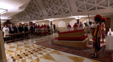 جثمان البابا يسجى في بازيليك القديس بطرس