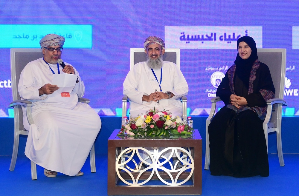 جلسة حوارية حول تربية الأبناء على السمت العُماني بمعرض مسقط الدولي للكتاب