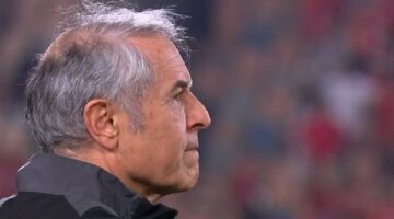 جماهير الأهلي تقذف كولر بزجاجات المياه بعد توديع دوري الأبطال (فيديو)