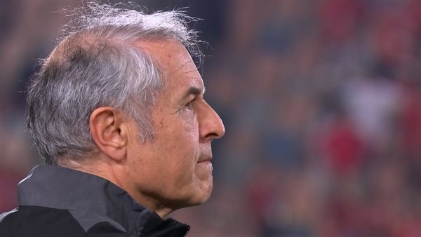 جماهير الأهلي تقذف كولر بزجاجات المياه بعد توديع دوري الأبطال (فيديو) جماهير الأهلي تقذف كولر بزجاجات المياه بعد توديع دوري الأبطال (فيديو)