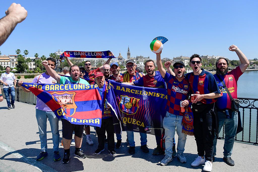 جماهير برشلونة تهاجم الريال وفينيسيوس.. والشرطة تتدخل جماهير برشلونة تهاجم الريال وفينيسيوس.. والشرطة تتدخل