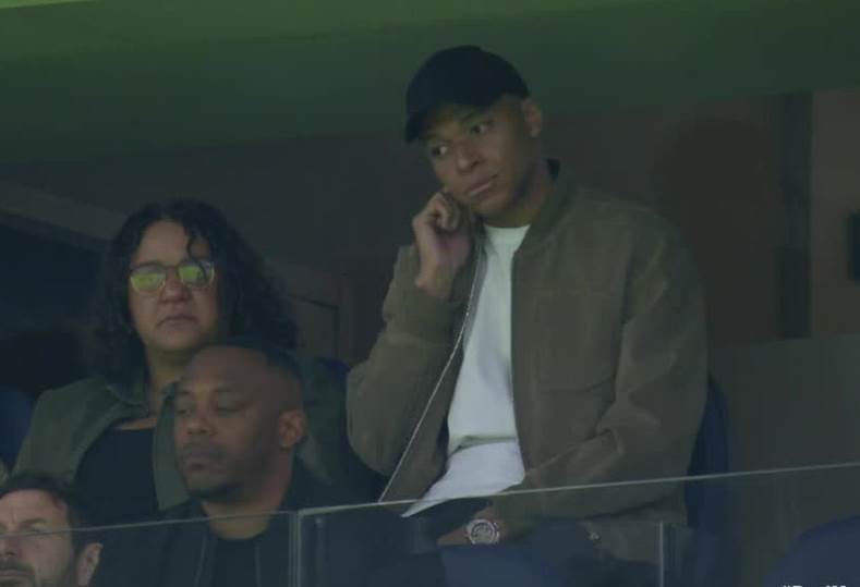 جماهير ريال مدريد تطلق صافرات الاستهجان ضد مبابي في البرنابيو جماهير ريال مدريد تطلق صافرات الاستهجان ضد مبابي في البرنابيو