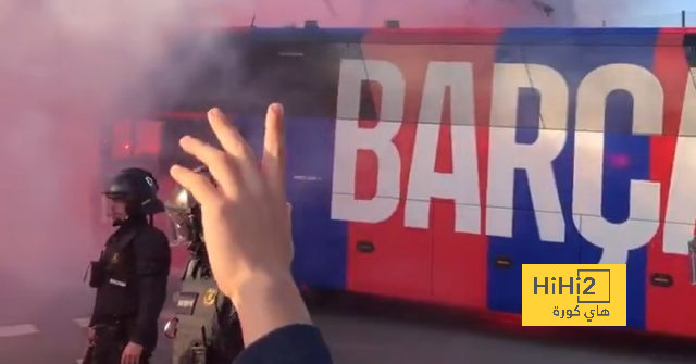 جمهور برشلونة يشعل الأجواء خارج الملعب جمهور برشلونة يشعل الأجواء خارج الملعب