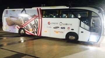 حافلة الزمالك تصل استاد القاهرة استعدادًا لمواجهة ستيلينبوش