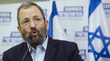 حذر من “الانهيار الوشيك لإسرائيل”.. باراك يهاجم نتنياهو بشدة ويتهمه بقيادة البلاد نحو الهاوية وتهديد أمنها القومي