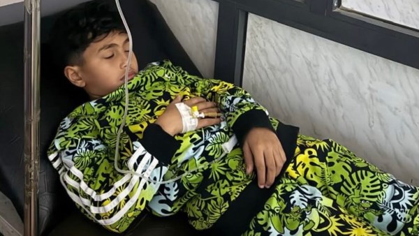 حسين الشحات ينشر صورة مؤثرة لنجله من داخل المستشفى ويدعو له بالشفاء حسين الشحات ينشر صورة مؤثرة لنجله من داخل المستشفى ويدعو له بالشفاء