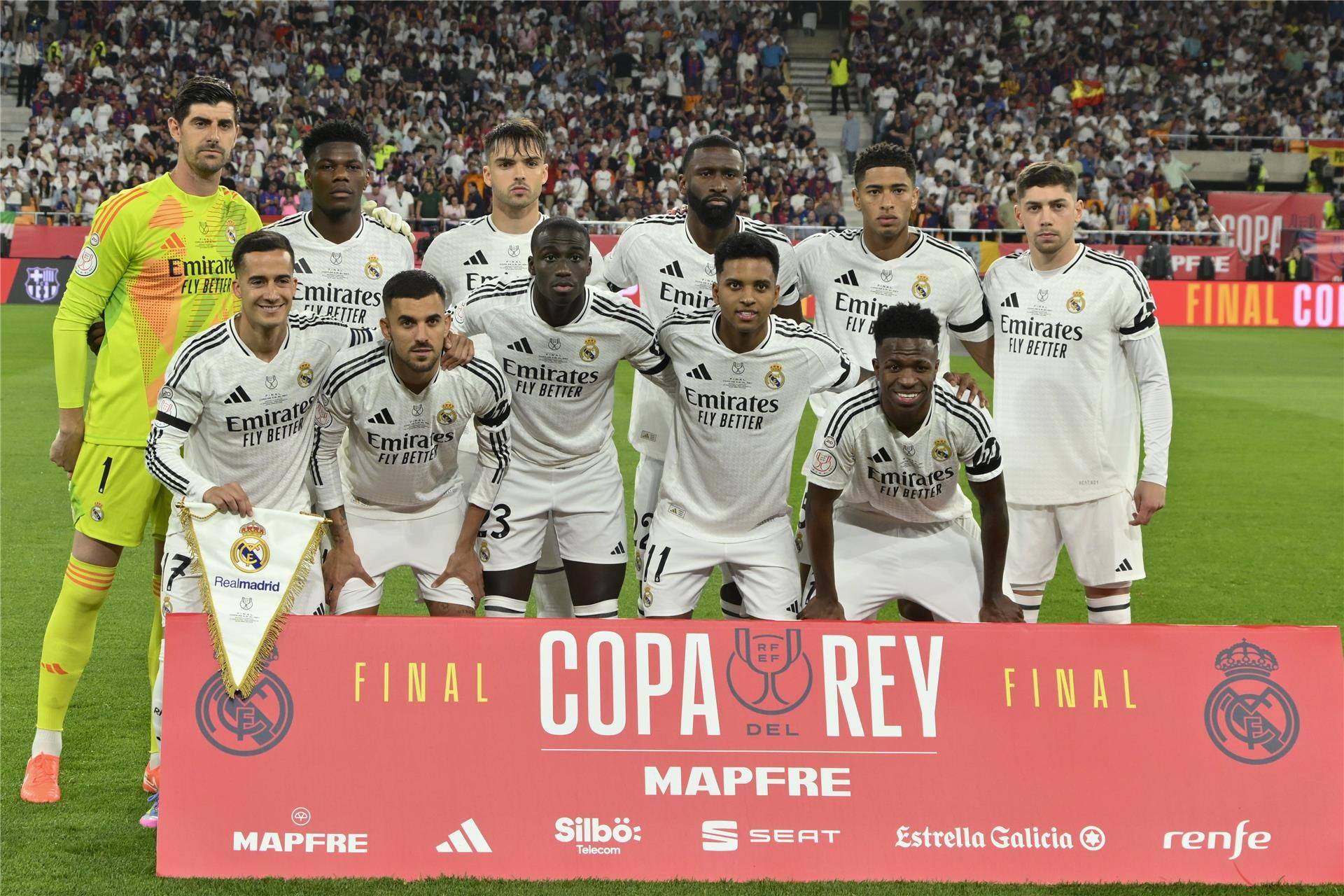 حكم الكلاسيكو يطرد نجم ريال مدريد حكم الكلاسيكو يطرد نجم ريال مدريد