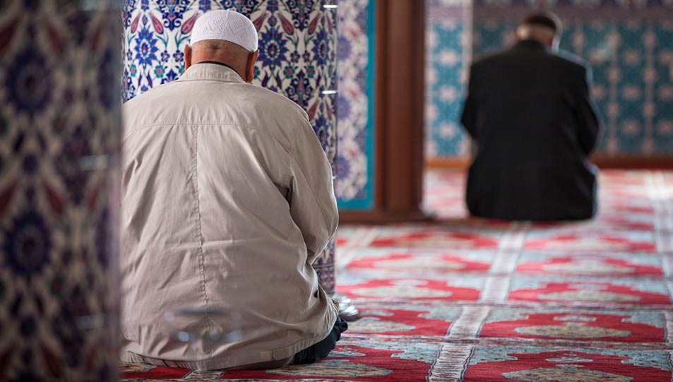 حكم من يترك الصلاة بسبب عدم قدرته على الحركة.. الإفتاء تكشف حالتين