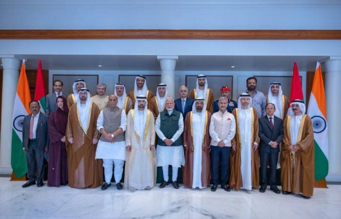 حمدان بن محمد يبحث مع ناريندرا مودي مستقبل الشراكة الاستراتيجية بين الإمارات والهند وسبل تعزيزها حمدان بن محمد يبحث مع ناريندرا مودي مستقبل الشراكة الاستراتيجية بين الإمارات والهند وسبل تعزيزها