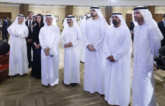 حمدان بن محمد يزور بورصة بومباي ويقرع جرس بدء تداولاتها حمدان بن محمد يزور بورصة بومباي ويقرع جرس بدء تداولاتها