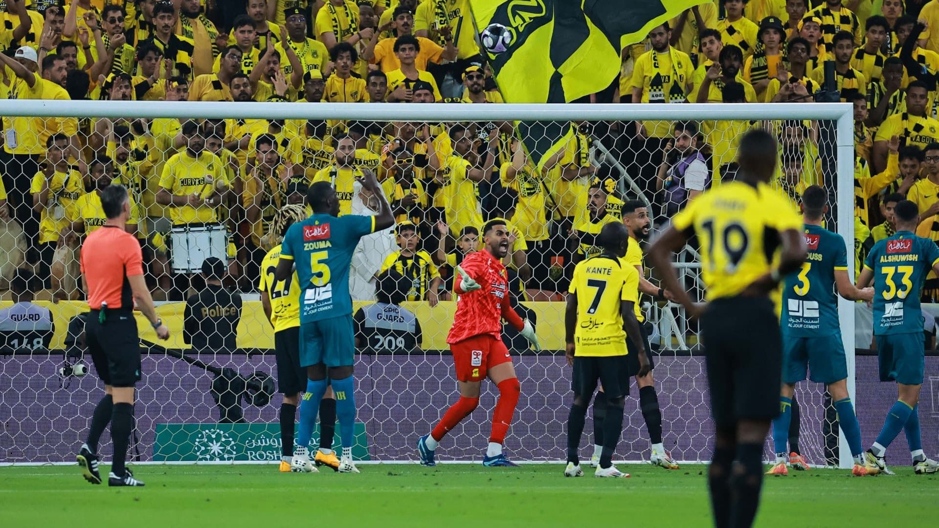 خبير تحكيمي: لاعب الاتحاد نجا من الطرد خبير تحكيمي: لاعب الاتحاد نجا من الطرد
