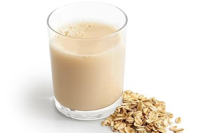 خبير تغذية يحذر من حليب الشوفان خبير تغذية يحذر من حليب الشوفان