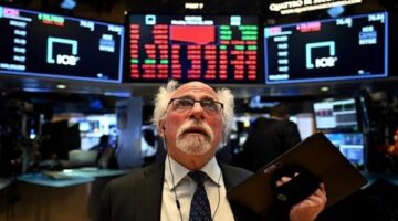 داو جونز يقلص خسائره إلى حوالي 1000 نقطة.. وناسداك يهبط 4%