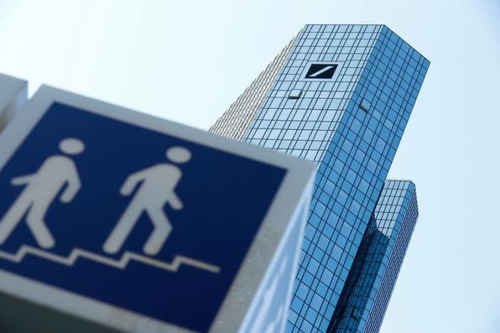 دويتشه بنك يسجل ارتفاعًا بنسبة 39% في أرباح الربع الأول لكن الرسوم الجمركية تثقل كاهله دويتشه بنك يسجل ارتفاعًا بنسبة 39% في أرباح الربع الأول لكن الرسوم الجمركية تثقل كاهله