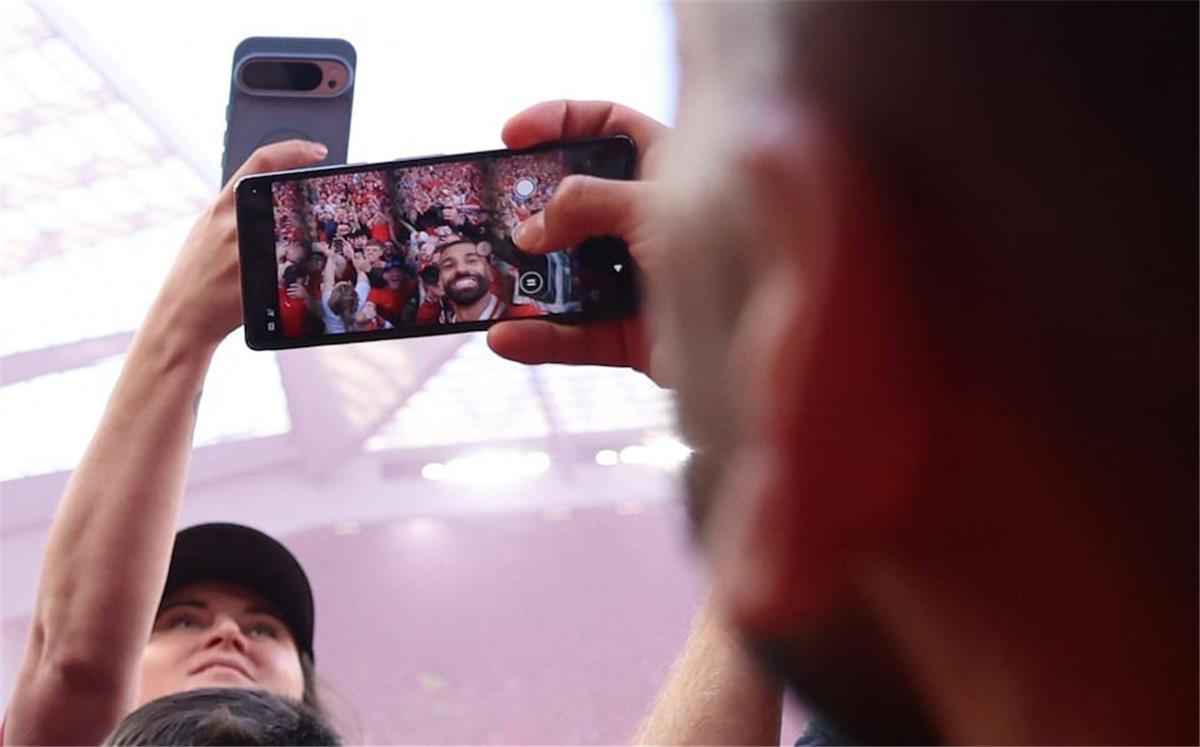 ديلي ميل تكشف السبب الحقيقي وراء احتفال محمد صلاح بـ”السيلفي” مع جماهير ليفربول ديلي ميل تكشف السبب الحقيقي وراء احتفال محمد صلاح بـ”السيلفي” مع جماهير ليفربول
