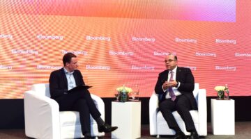 رئيس الرقابة المالية يستعرض جهود تطوير القطاع غير المصرفي خلال مؤتمر بلومبرج