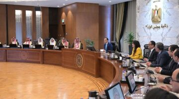 رئيس الوزراء يبحث مع وفد سعودي فرص تعزيز التعاون المشترك