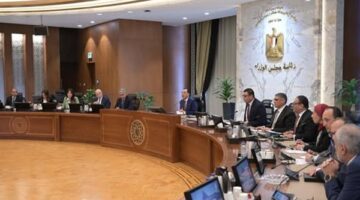 رئيس الوزراء يتابع الموقف التنفيذي للأعمال بالمنطقة الأثرية بالأهرامات