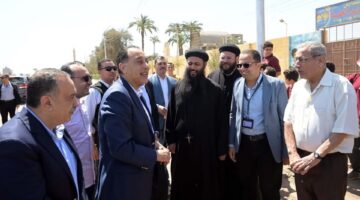 رئيس الوزراء يتوقف بالركاب أثناء توجهه لتفقد مستشفى منفلوط  لإلقاء التحية على مدرسة “سانت ماري” 