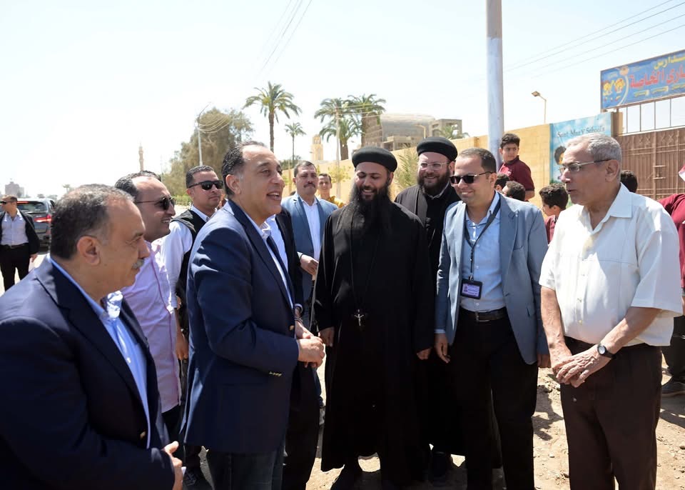 رئيس الوزراء يتوقف بالركاب أثناء توجهه لتفقد مستشفى منفلوط لإلقاء التحية على مدرسة “سانت ماري” رئيس الوزراء يتوقف بالركاب أثناء توجهه لتفقد مستشفى منفلوط لإلقاء التحية على مدرسة “سانت ماري”
