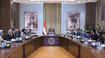 رئيس الوزراء يستعرض موقف تخصيص الأراضي لمشروعات إنتاج الهيدروجين الأخضر