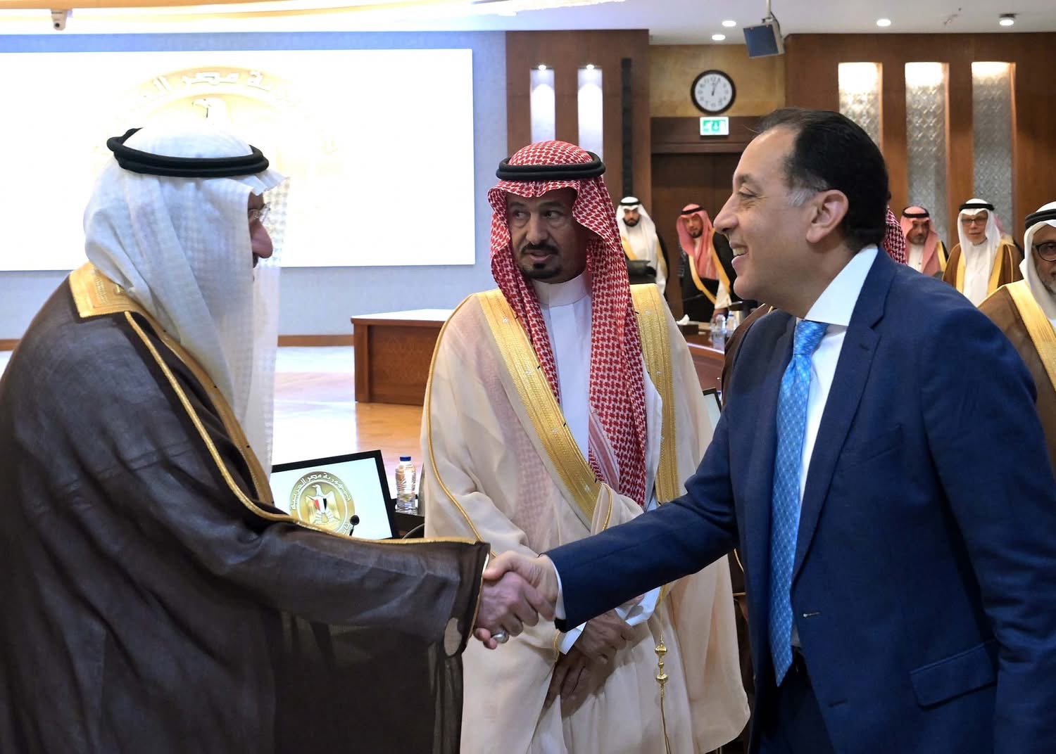 رئيس الوزراء يستقبل وفدًا من رجال الأعمال السعوديين لبحث فرص التعاون المشتركة رئيس الوزراء يستقبل وفدًا من رجال الأعمال السعوديين لبحث فرص التعاون المشتركة