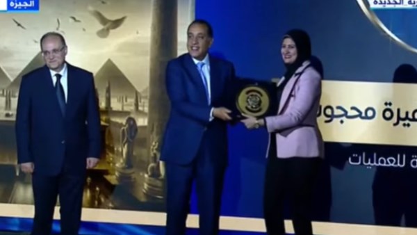 رئيس الوزراء يكرم عددا من قيادات هيئة الدواء المصرية ورواد الصناعة رئيس الوزراء يكرم عددا من قيادات هيئة الدواء المصرية ورواد الصناعة