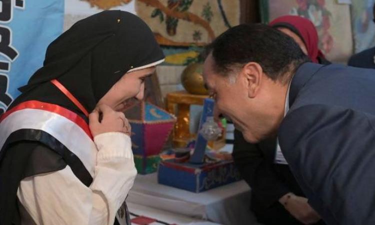 رئيس الوزراء يوفر لطالبة موهوبة من المكفوفين بأسيوط جهاز "لأب توب"