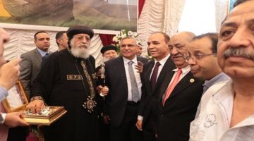 رئيس تواصل يقدم التهنئة بعيد القيامة المجيد بالمقر البابوي.. صور