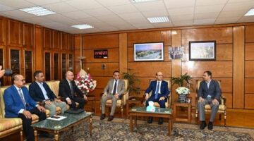 رئيس جامعة أسيوط يستقبل عميد كلية علوم الرياضة بجامعة حجي التركية لبحث التعاون