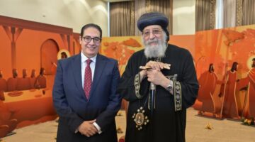 رئيس جامعة القاهرة يزور البابا تواضروس بالكاتدرائية لتهنئته بعيد القيامة
