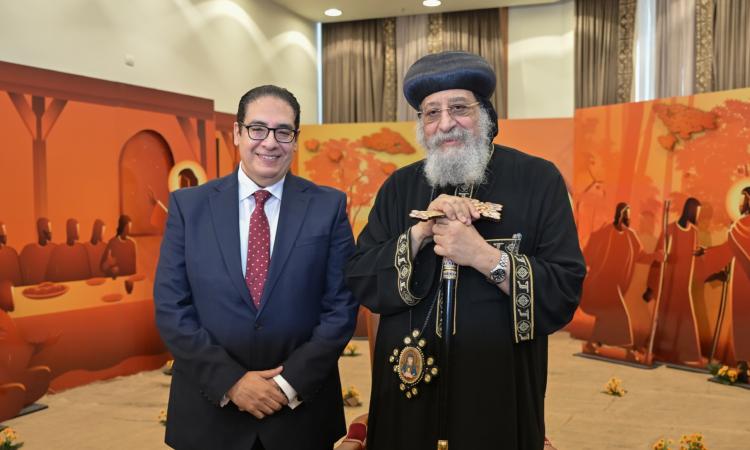 رئيس جامعة القاهرة يزور البابا تواضروس بالكاتدرائية لتهنئته بعيد القيامة رئيس جامعة القاهرة يزور البابا تواضروس بالكاتدرائية لتهنئته بعيد القيامة