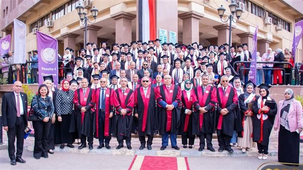 رئيس جامعة طنطا الدكتور يشارك في حفل خريجي كلية التجارة رئيس جامعة طنطا الدكتور يشارك في حفل خريجي كلية التجارة