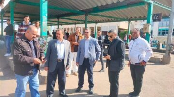رئيس مدينة المحمودية يتفقد مجمع مواقف السيارات للالتزام بخطوط السير والتعريفة الجديدة