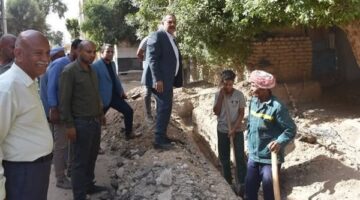 رئيس مياه الأقصر يتفقد أعمال تنفيذ مشروع الصرف الصحي بالزينية (صور)