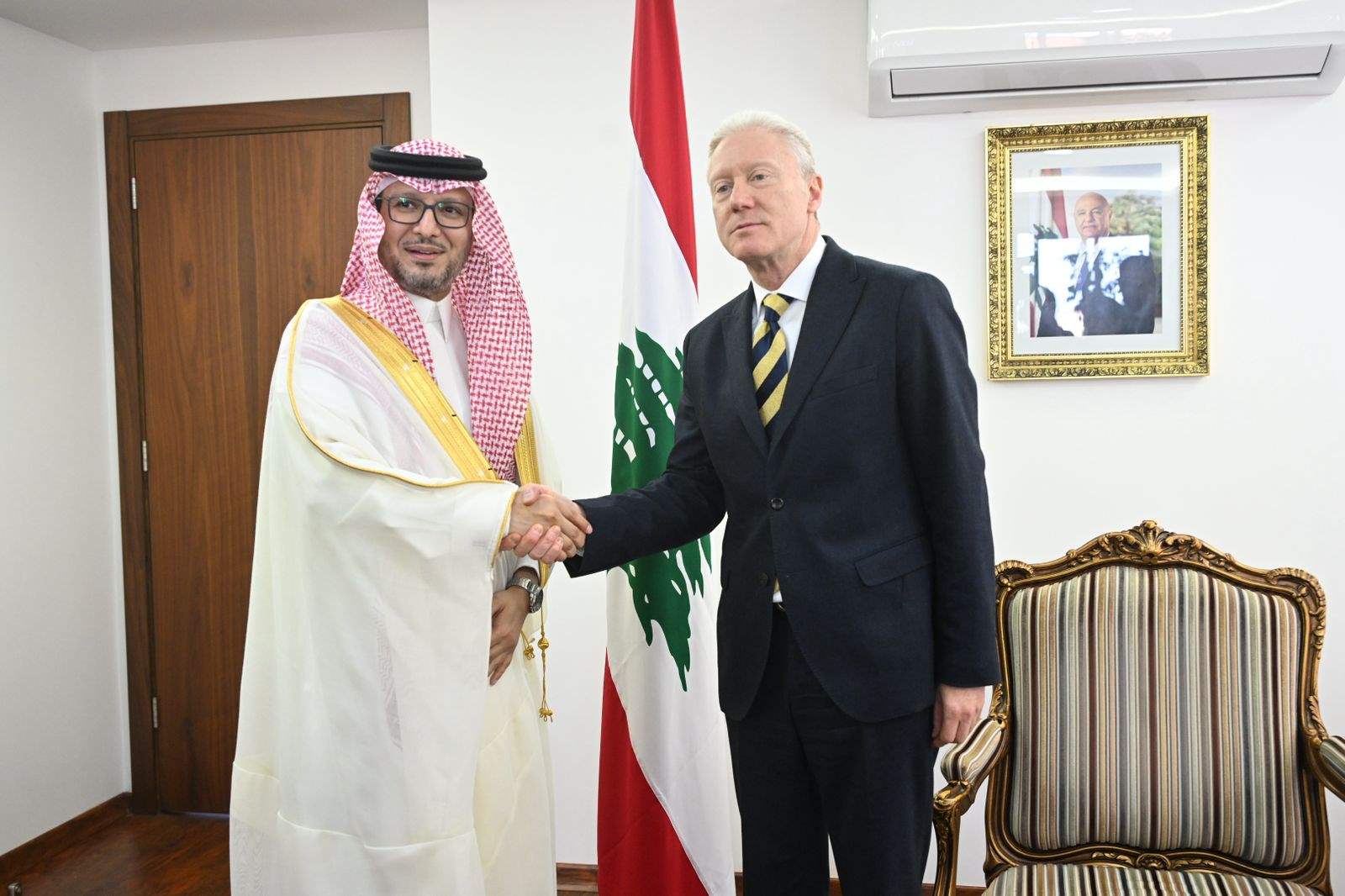 رجي استقبل السفير السعودي في لبنان وليد بخاري: ملتزمون بالإصلاحات المالية وحصر السلاح بيد الدولة رجي استقبل السفير السعودي في لبنان وليد بخاري: ملتزمون بالإصلاحات المالية وحصر السلاح بيد الدولة