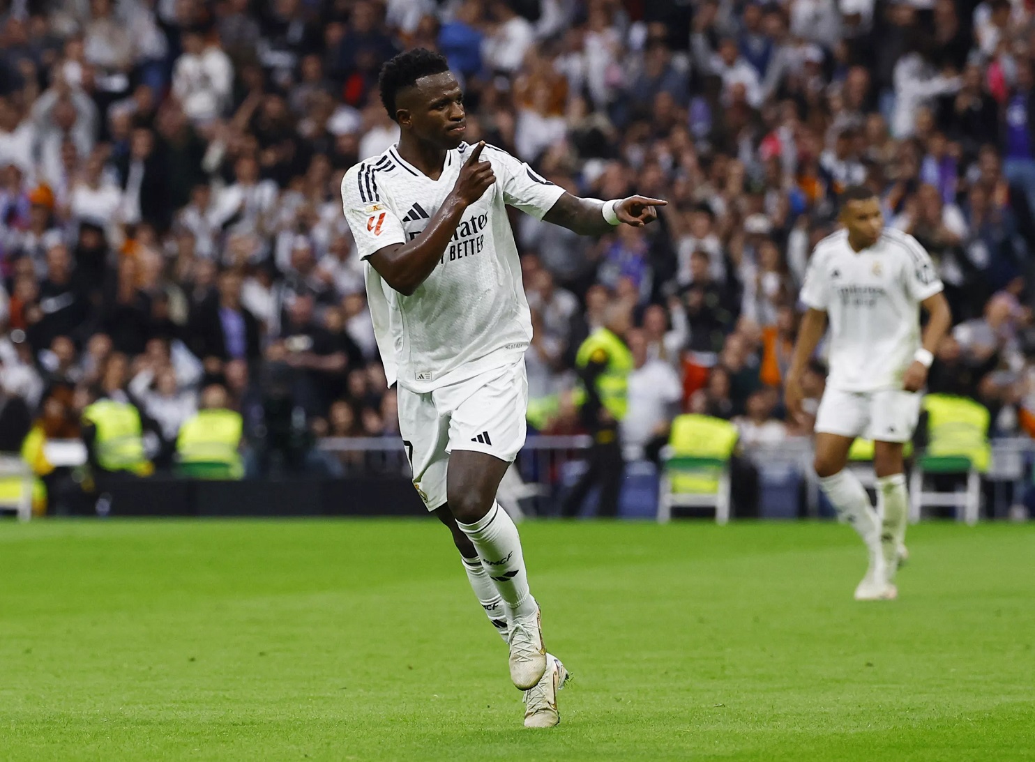 هدف وحيد أمام أرسنال يفصل فينيسيوس عن قائمة أساطير ريال مدريد