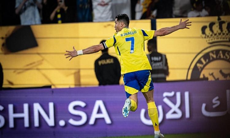 رونالدو يسجل هدفين ويقود النصر للفوز على الرياض 2-1 في الدوري السعودي رونالدو يسجل هدفين ويقود النصر للفوز على الرياض 2-1 في الدوري السعودي