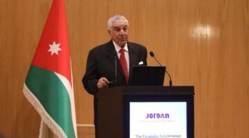 زاهي حواس يلقي محاضرة عن الأهرامات بجامعة كولومبيا الأمريكية في عمان