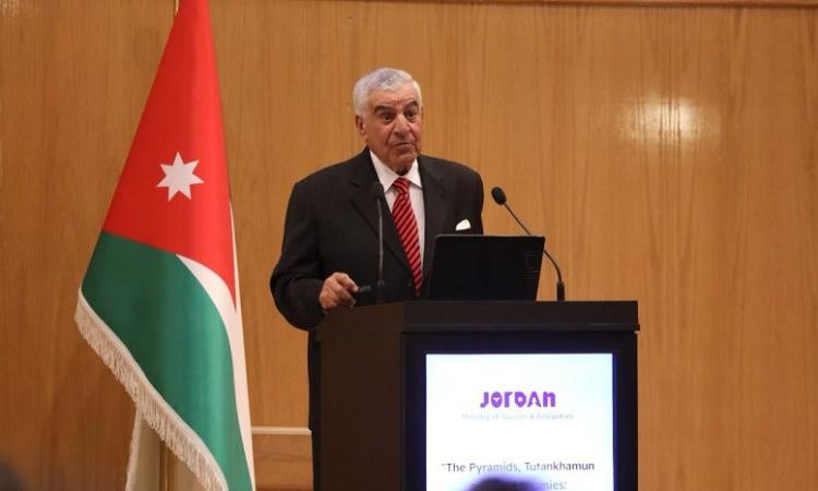 زاهي حواس يلقي محاضرة عن الأهرامات بجامعة كولومبيا الأمريكية في عمان زاهي حواس يلقي محاضرة عن الأهرامات بجامعة كولومبيا الأمريكية في عمان
