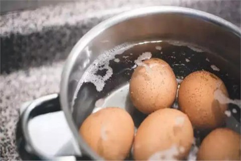 سبب رائع سيجعلك تعيد استخدام ماء سلق البيض في حياتك اليومية سبب رائع سيجعلك تعيد استخدام ماء سلق البيض في حياتك اليومية