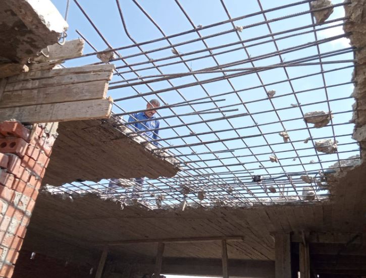 إزالة مخالفة بالدور السابع علوي في عمارة بشارع الصاغة بدمنهور