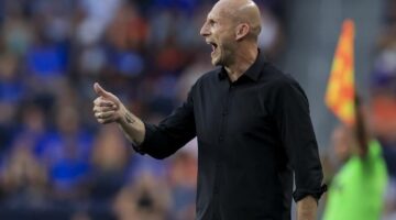 ستام: من الصادم أن يسمح ليفربول برحيل فان دايك